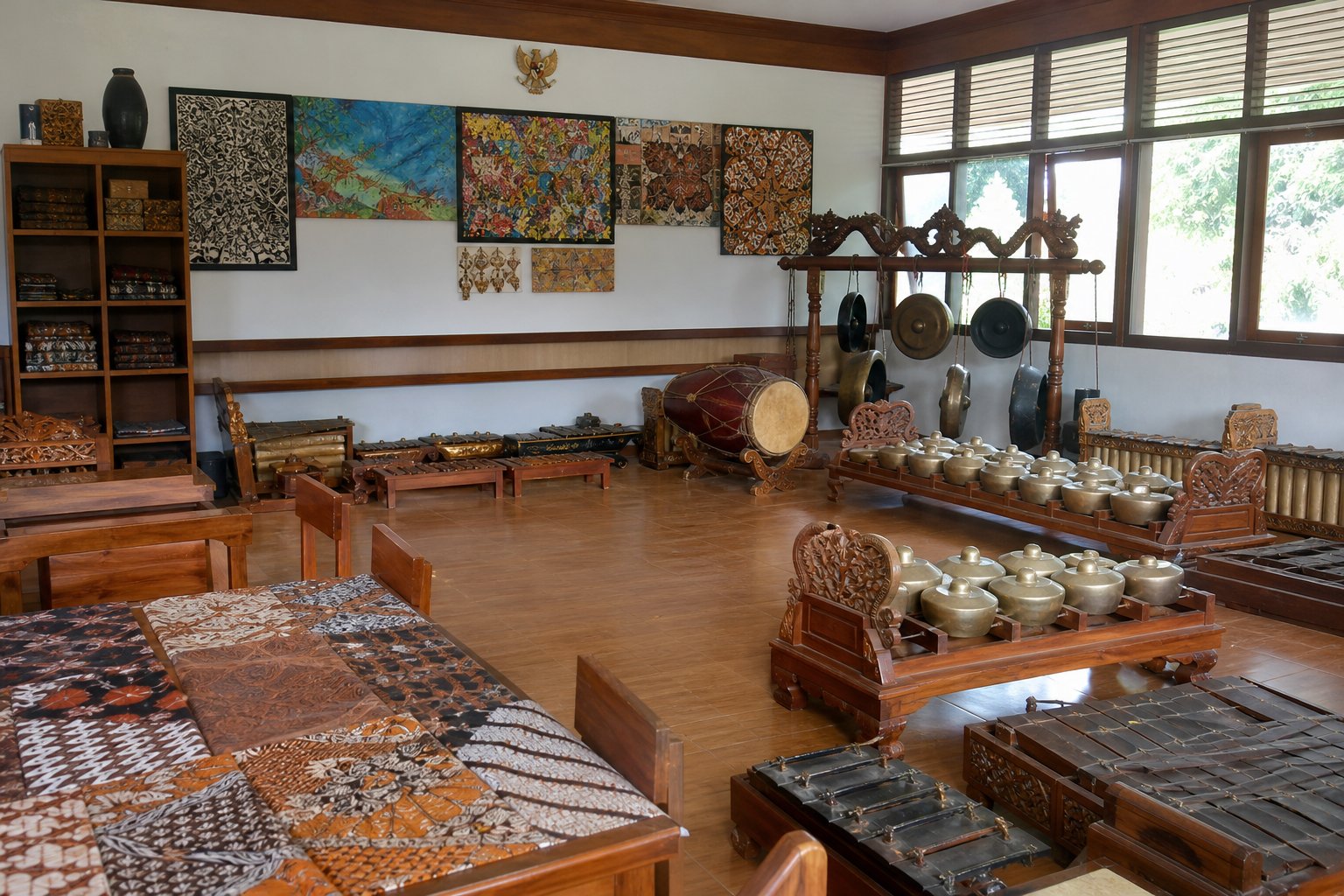 Ruang seni budaya dengan gamelan dan batik